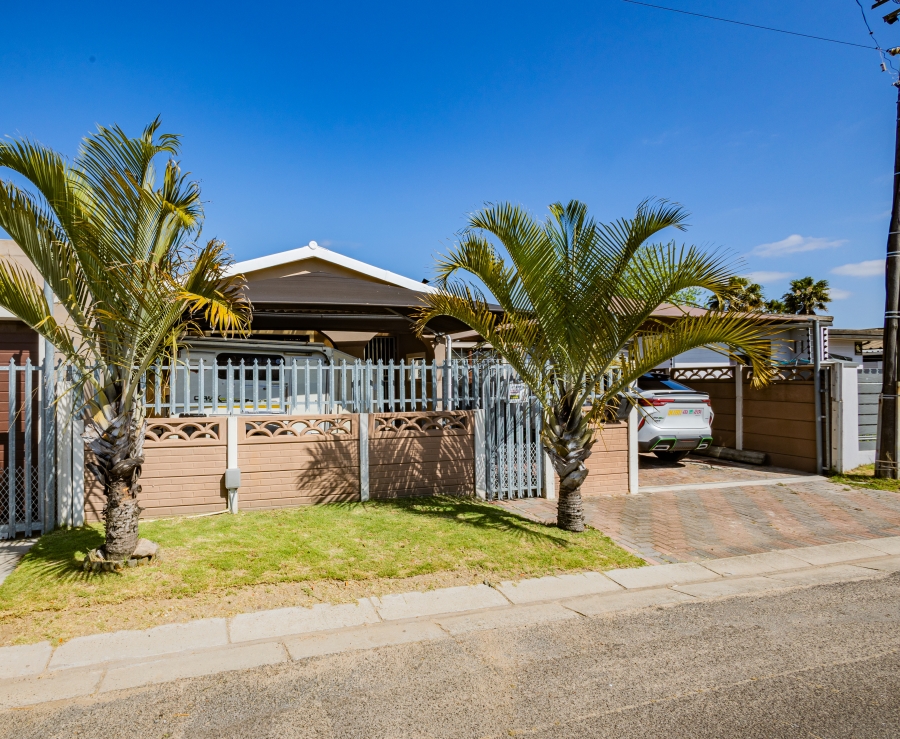 5 Bedroom Property for Sale in Peerless Park Western Cape